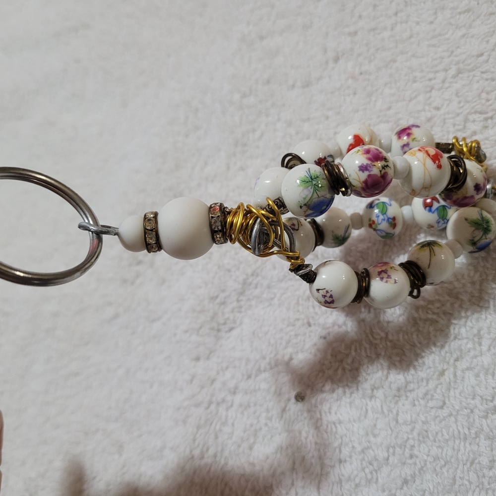 Floral Beaded Keychain - Picture 5 of 5